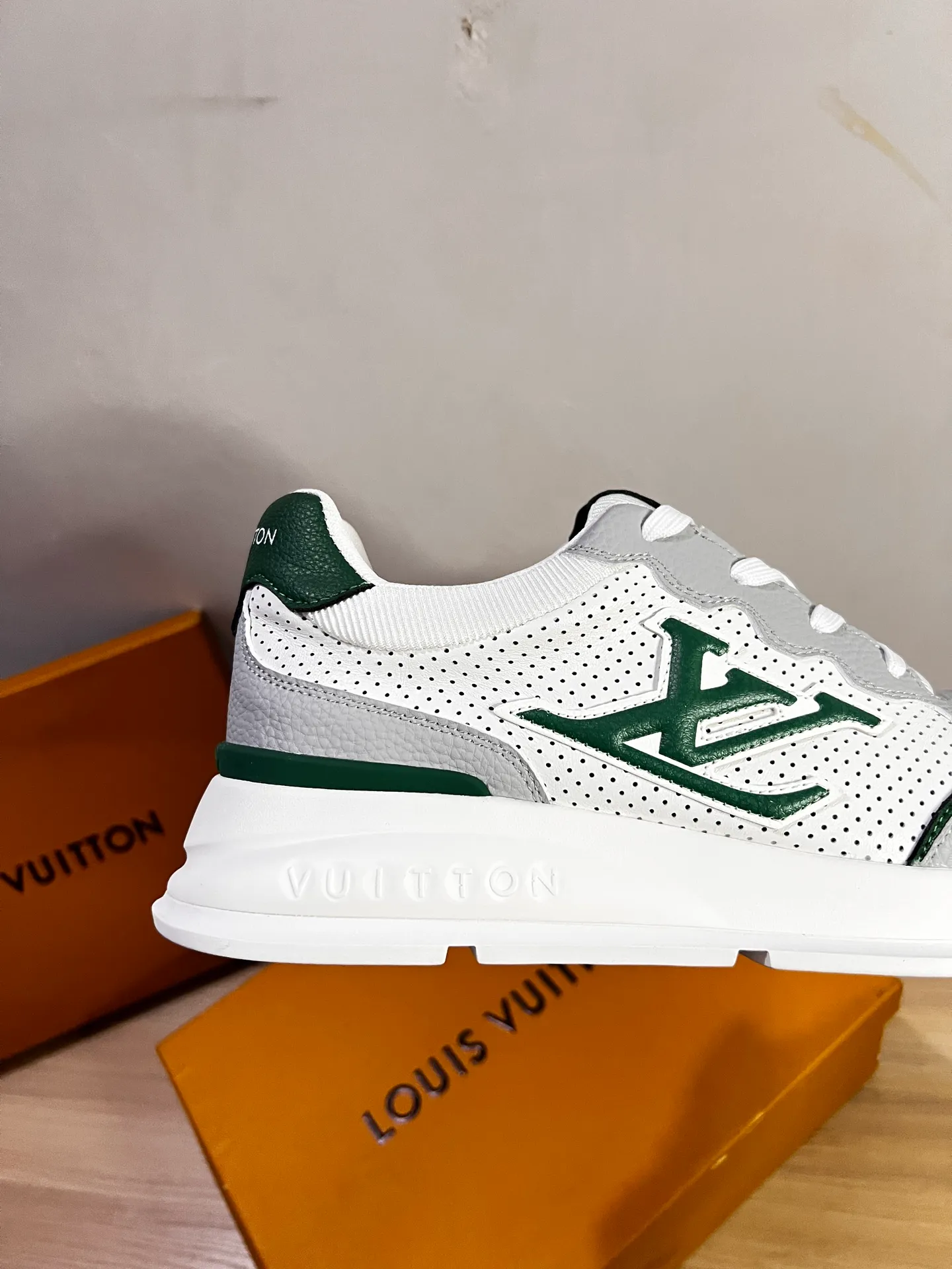 Factory price: 438💰LV men's classic casual sneakers. This sneaker is made of soft cow leather and has a classic logo. The classic logo shapes the elegant upper. The thick yet lightweight rubber outsole is embossed with the Louis Vuitton logo. The padded insole and technical lining once again upgrade the comfort experience. The calfskin lining imported from Italy is high-end and comfortable, and the original outsole is light and wear-resistant! Purely handmade, details determine quality! Size: 38-45, customized 45